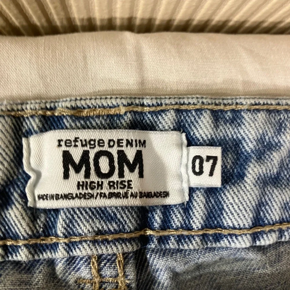 Refuge Denim High Rise Mom Jeans Size 7 Light Wash Ripped Distressed 56-406 MED
